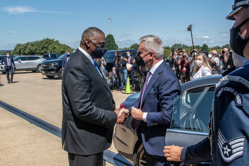 Secretary Austin host Italian Minister of Defense Lorenzo Guerini