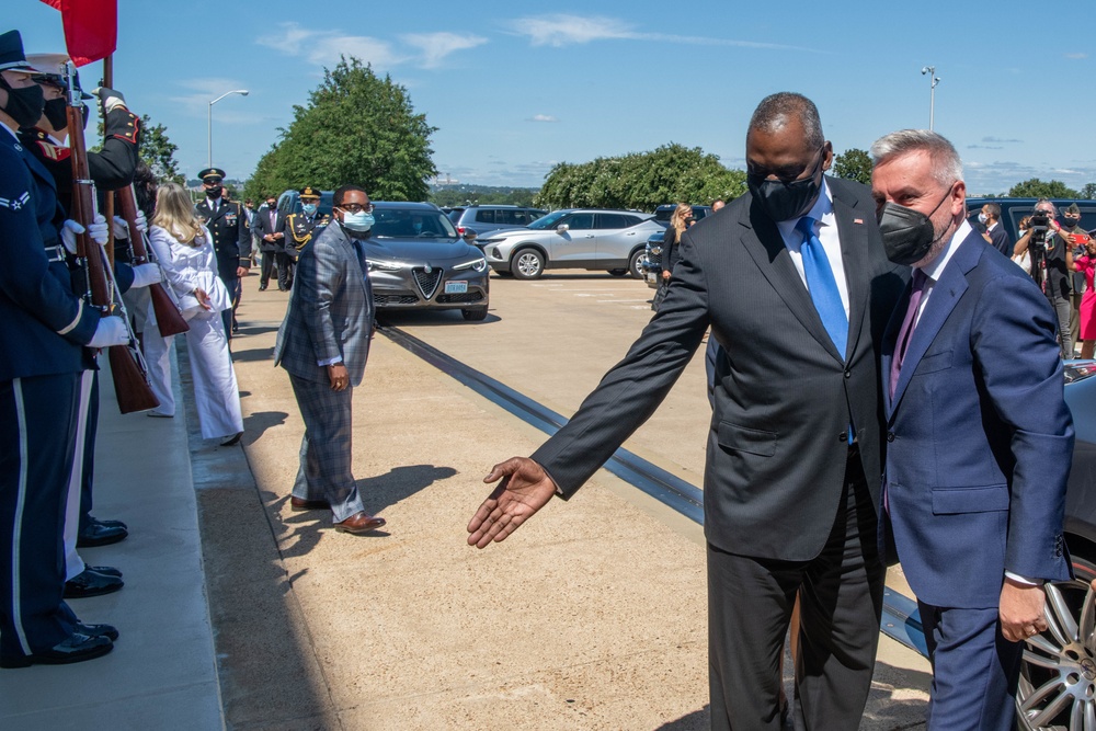 Secretary Austin host Italian Minister of Defense Lorenzo Guerini