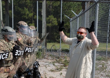 447th MPs Conduct Displaced Civilians Training