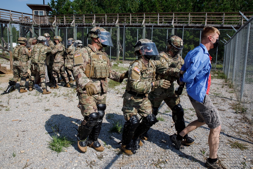 447th MPs Conduct Displaced Civilians Training