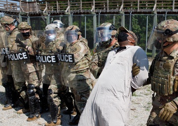 447th MPs Conduct Displaced Civilians Training