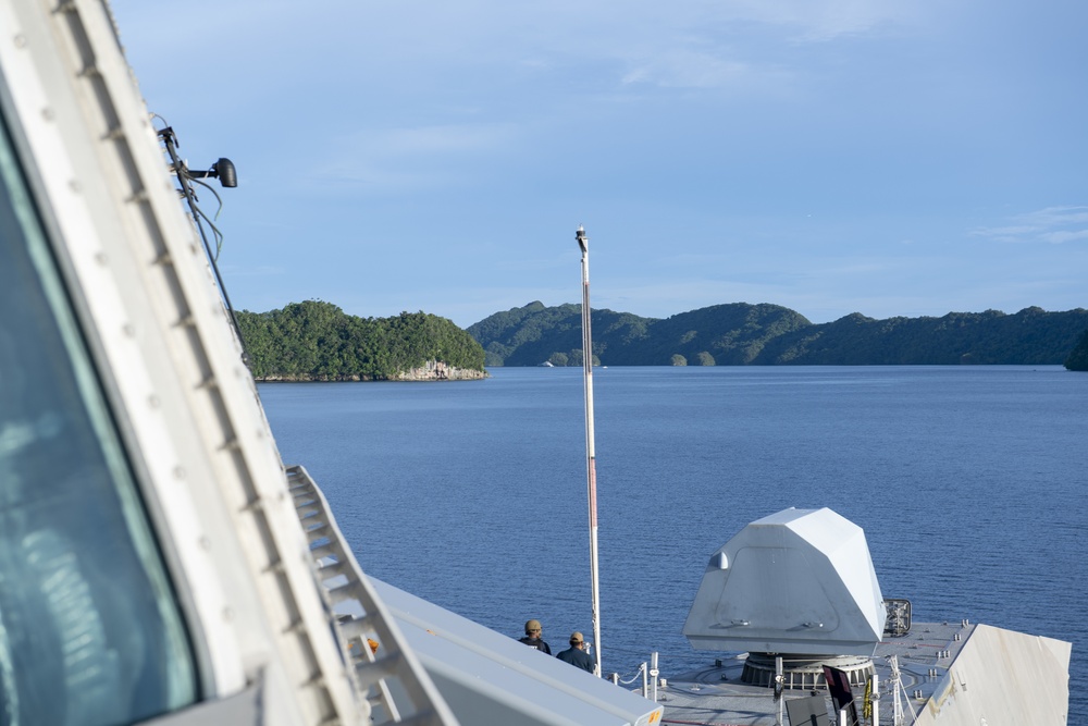 USS Jackson (LCS 6) pulls into Palau