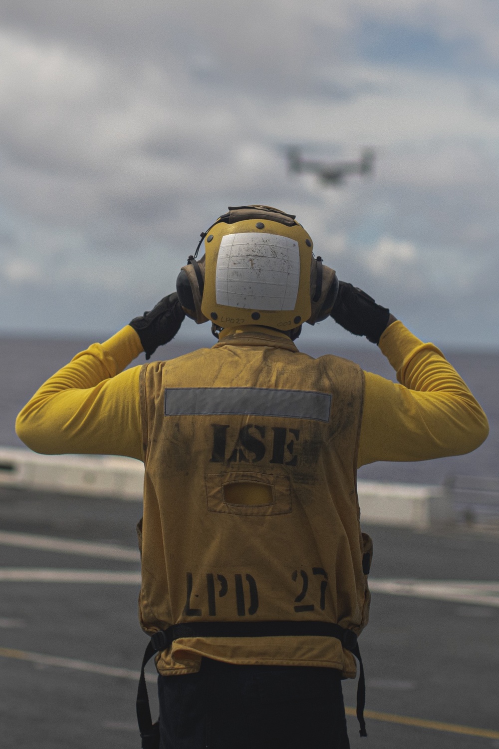 11th MEU CO visits USS Portland (LPD 27) in 7th Fleet