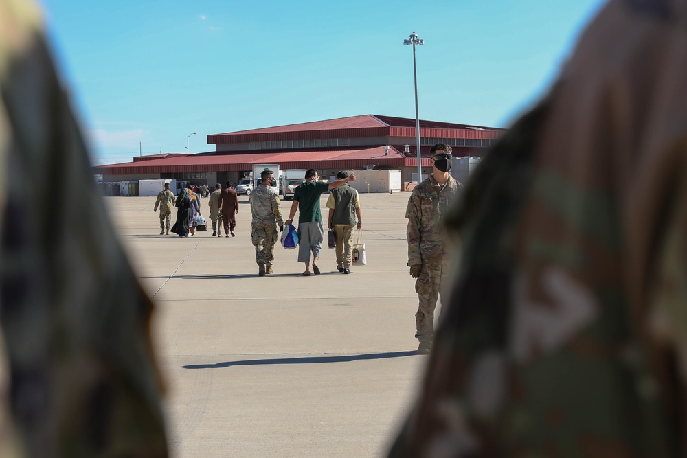 1st Armored Division soldiers assist Afghan evacuees