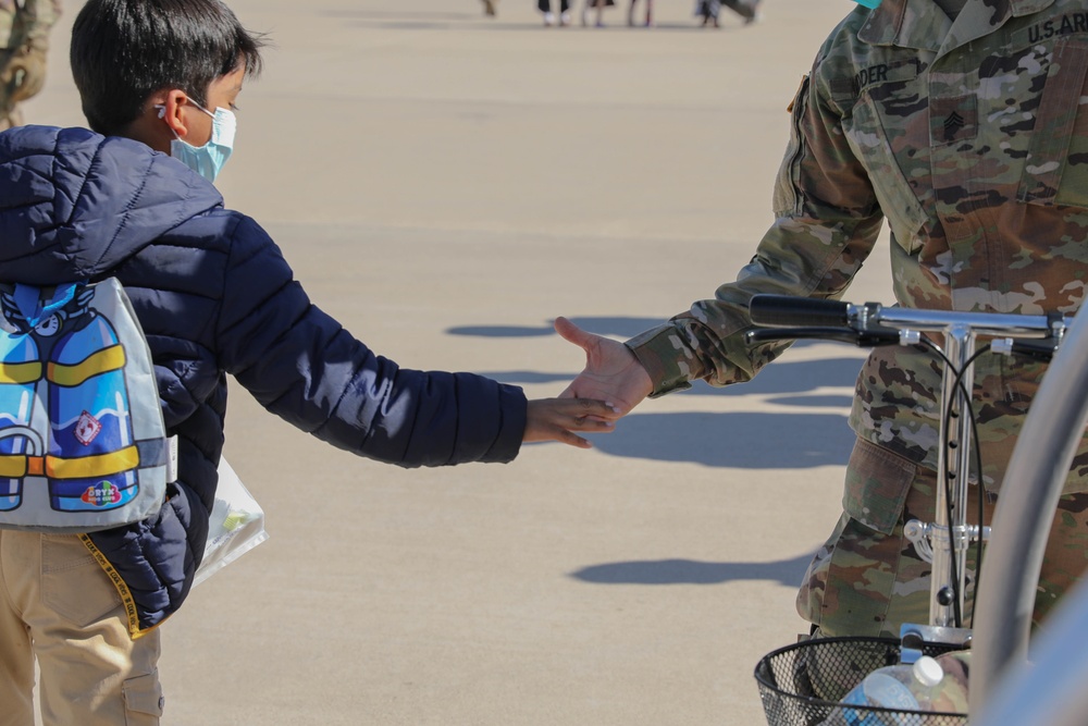 1st Armored Division soldiers assist Afghan evacuees
