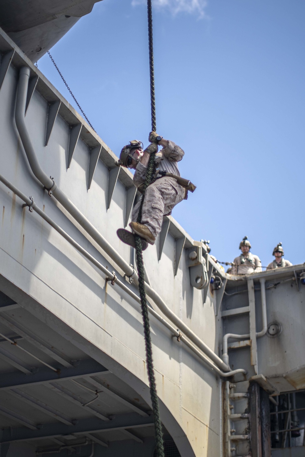 ADRD conducts fast-rope training aboard USS Essex (LHD 2)