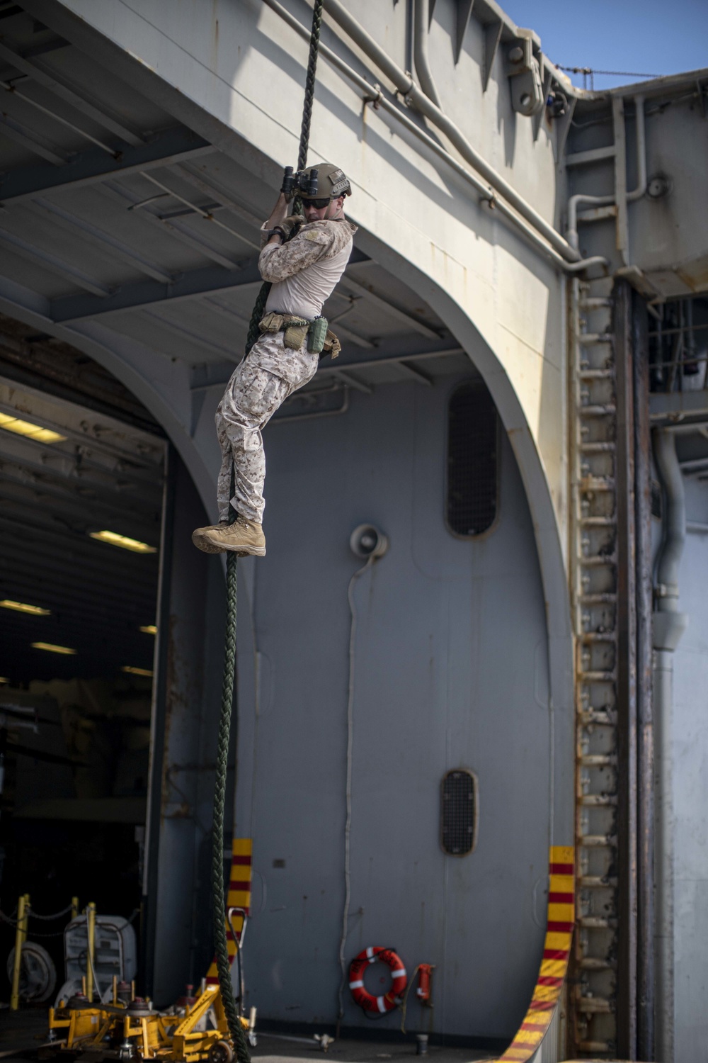 ADRD conducts fast-rope training aboard USS Essex (LHD 2)