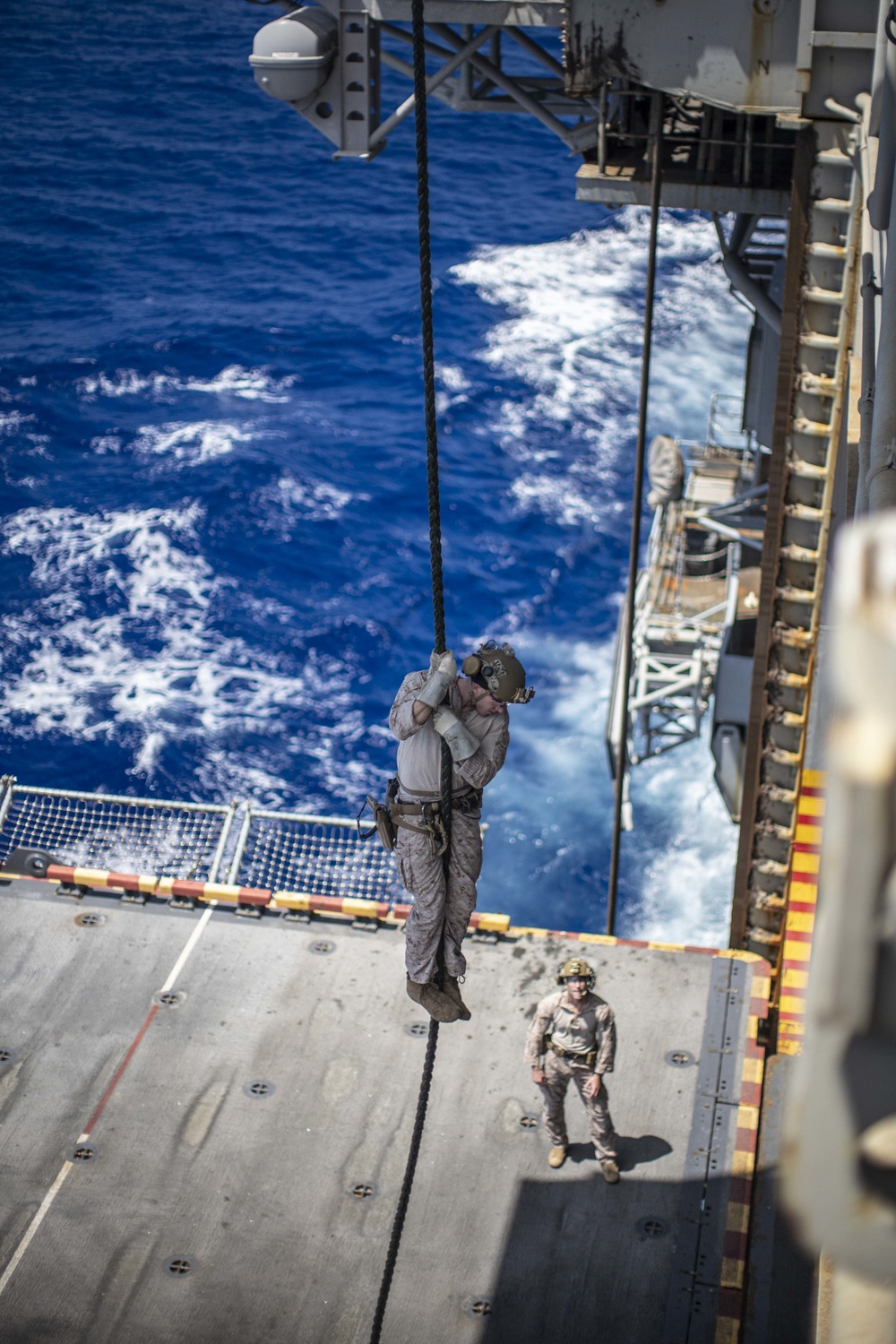ADRD conducts fast-rope training aboard USS Essex (LHD 2)