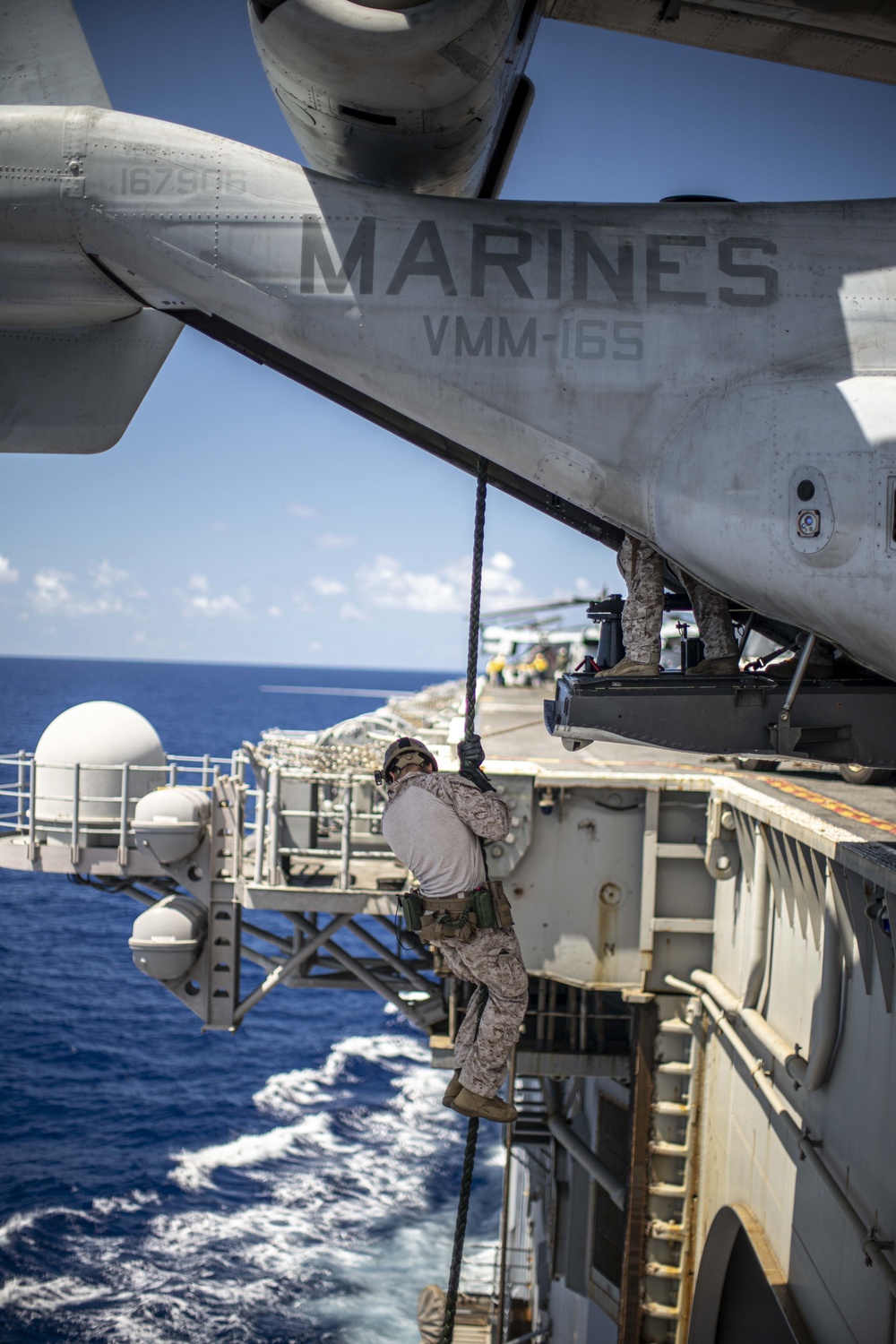 ADRD conducts fast-rope training aboard USS Essex (LHD 2)