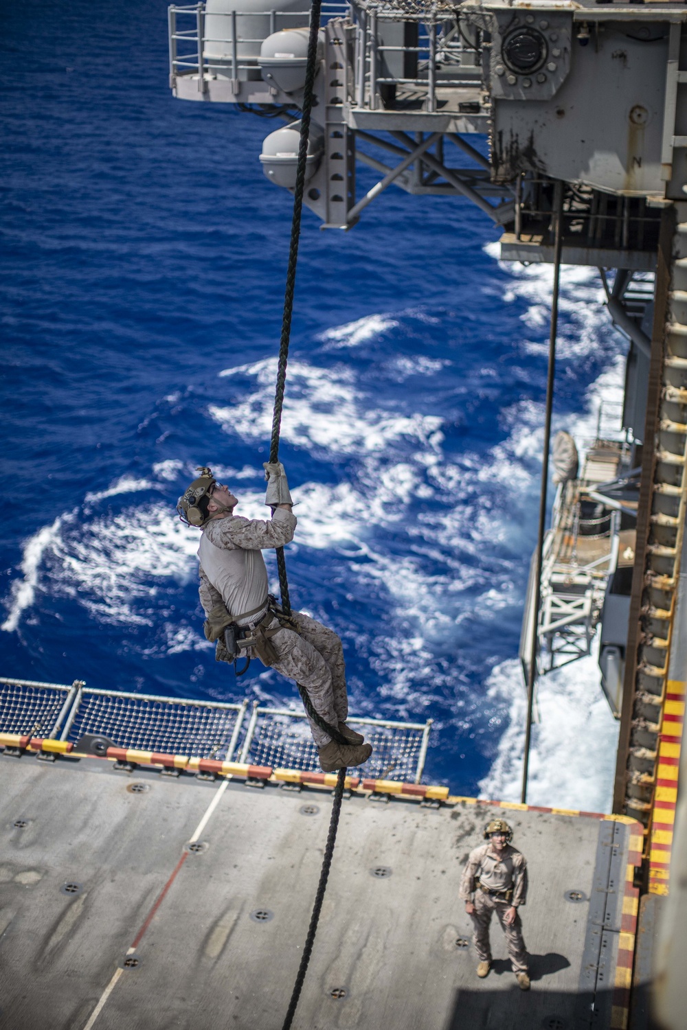 ADRD conducts fast-rope training aboard USS Essex (LHD 2)