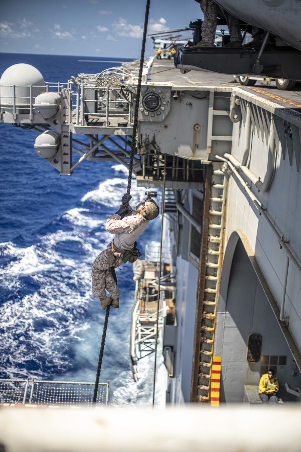 ADRD conducts fast-rope training aboard USS Essex (LHD 2)