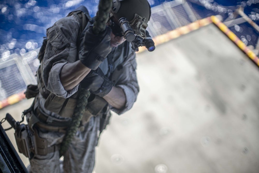 ADRD conducts fast-rope training aboard USS Essex (LHD 2)