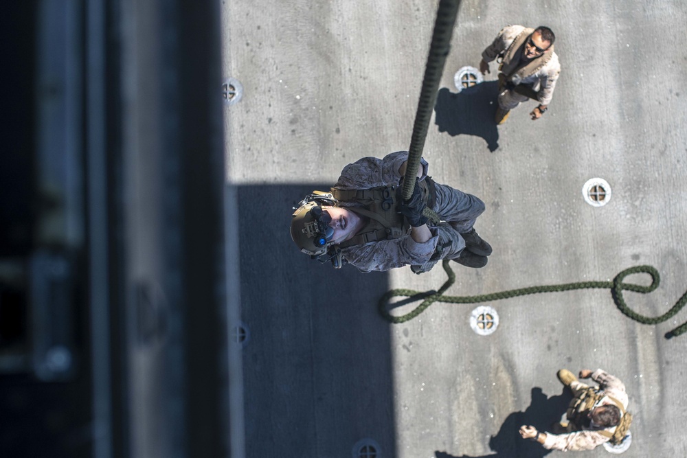 ADRD conducts fast-rope training aboard USS Essex (LHD 2)