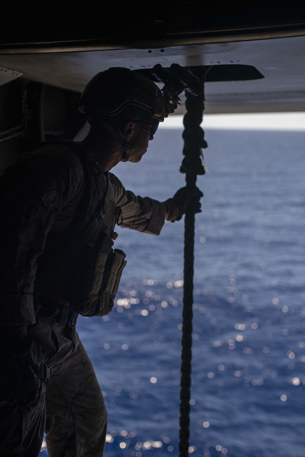 ADRD conducts fast-rope training aboard USS Essex (LHD 2)