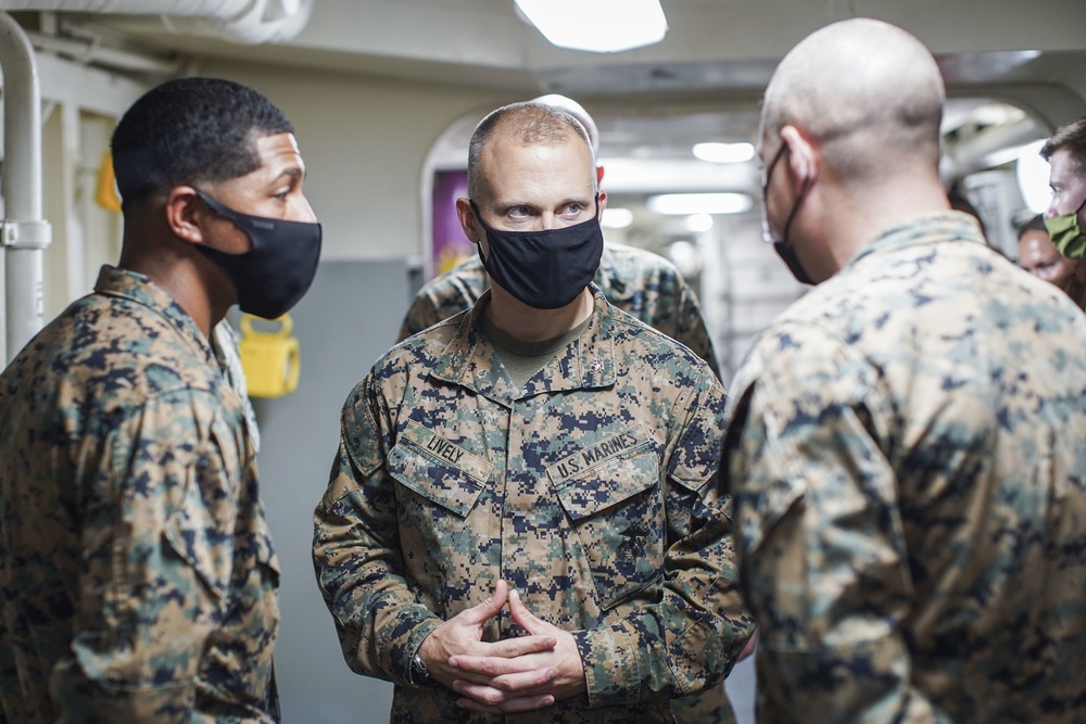 11th MEU Commanding Officer awards Marines for achievement