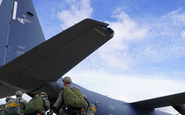 353 SOW executes joint static and free fall mission during Gryphon Thunder 21