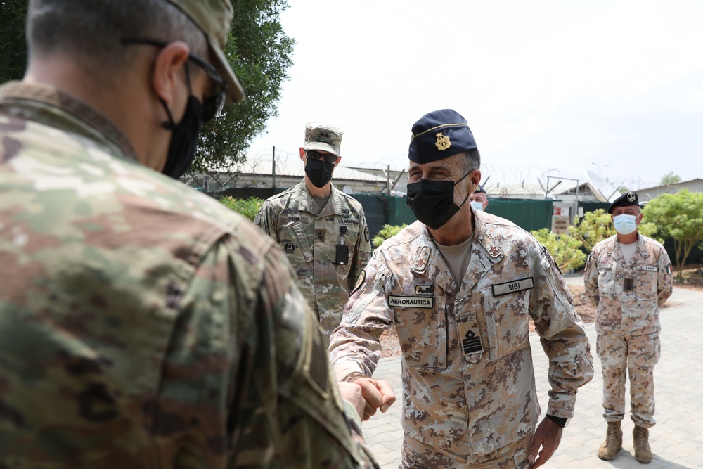 CJTF-HOA commander visits Italian base