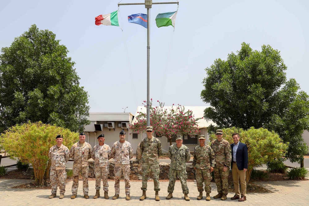 CJTF-HOA commander visits Italian base