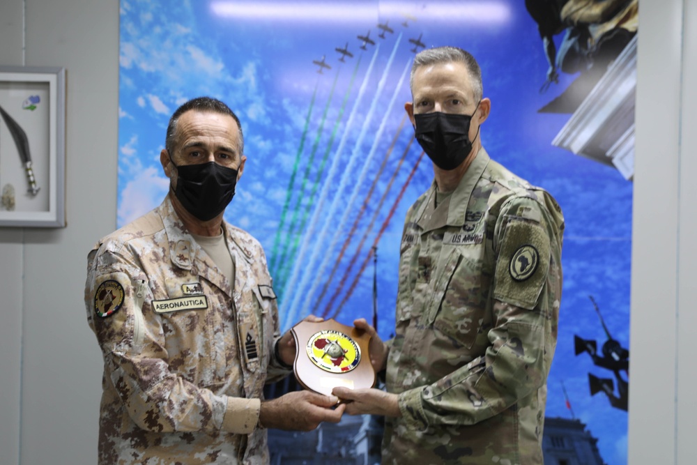 CJTF-HOA commander visits Italian base