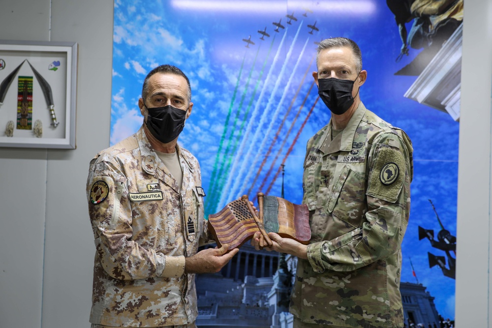 CJTF-HOA commander visits Italian base