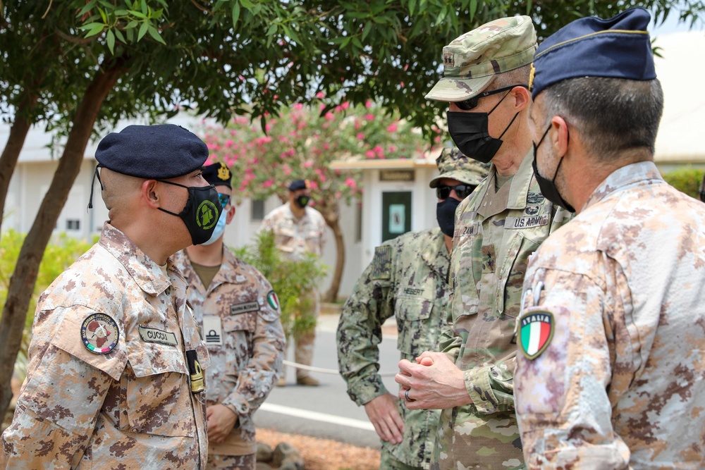 CJTF-HOA commander visits Italian base