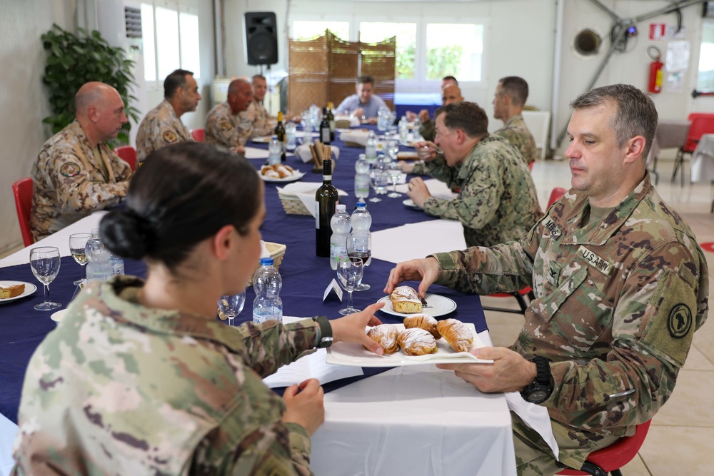 CJTF-HOA commander visits Italian base