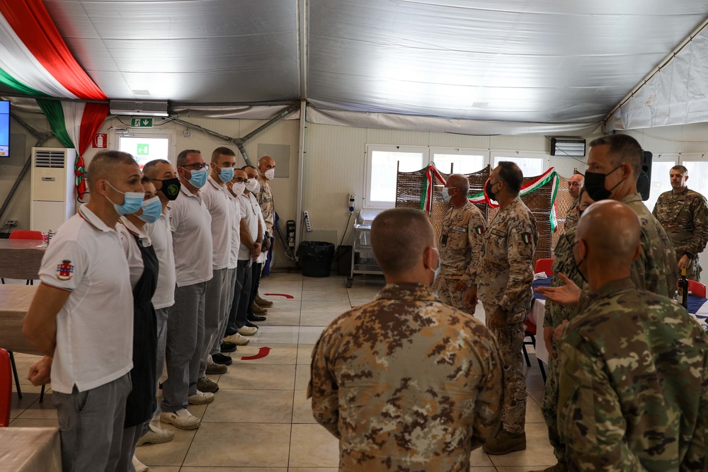 CJTF-HOA commander visits Italian base