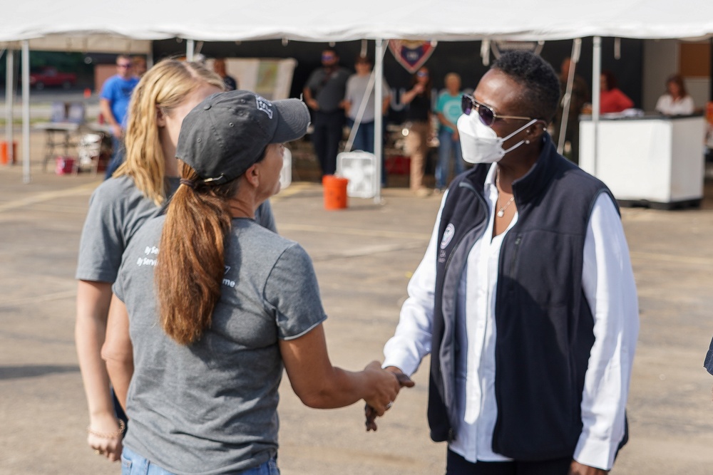 First Lady of Tennessee Greets FEMA Federal Coordinating Officer