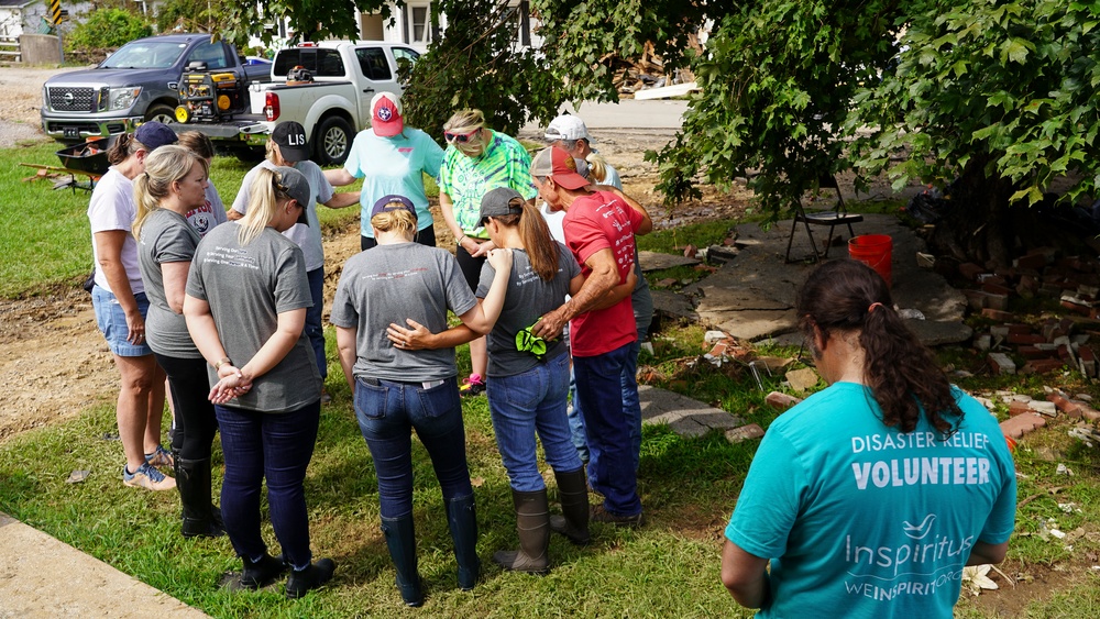 First Lady of Tennessee and Her Staff Pray at Flooded Site