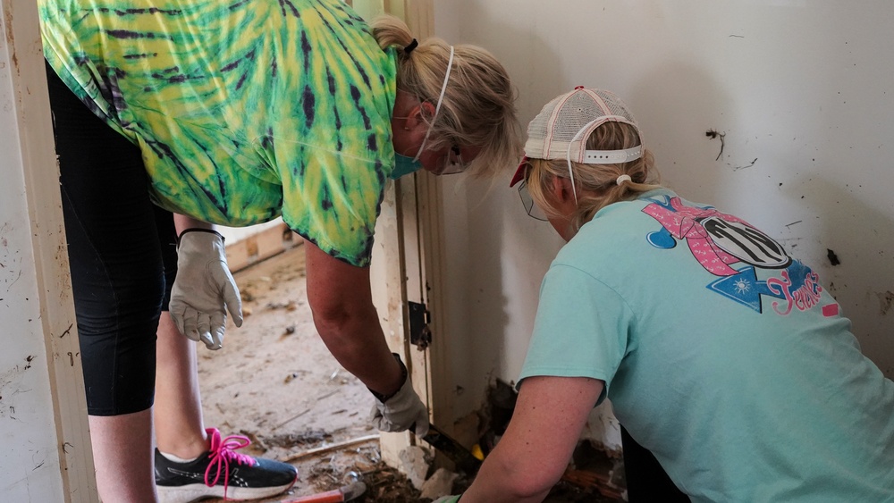 Volunteers From Tennessee First Lady's Staff Working