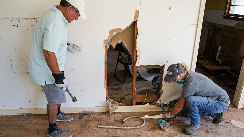 Removing Damaged Wallboard From Flooding