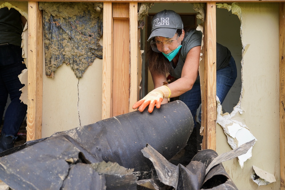 Tennessee First Lady Tosses Out Debris From Flood Damaged House