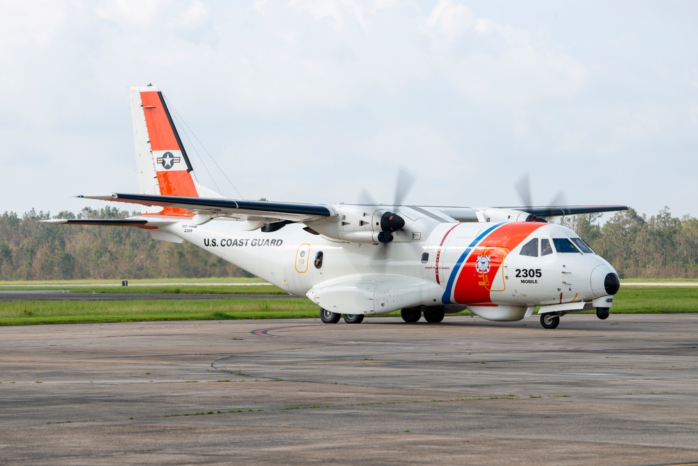 Coast Guard salvage engineering response team assesses damages during overflight