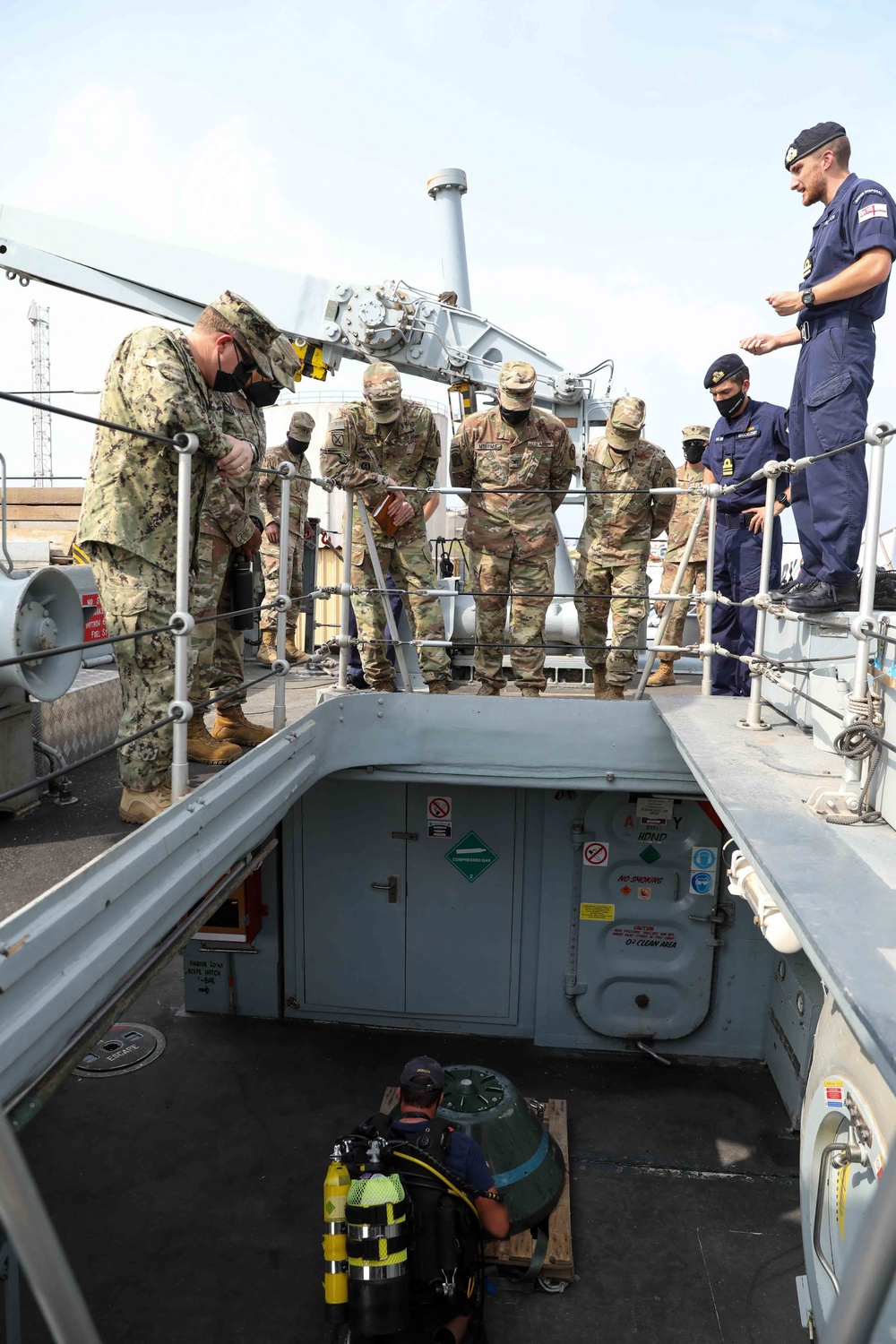 CJTF-HOA commander visits H.M.S Brocklesby, H.M.S Shoreham