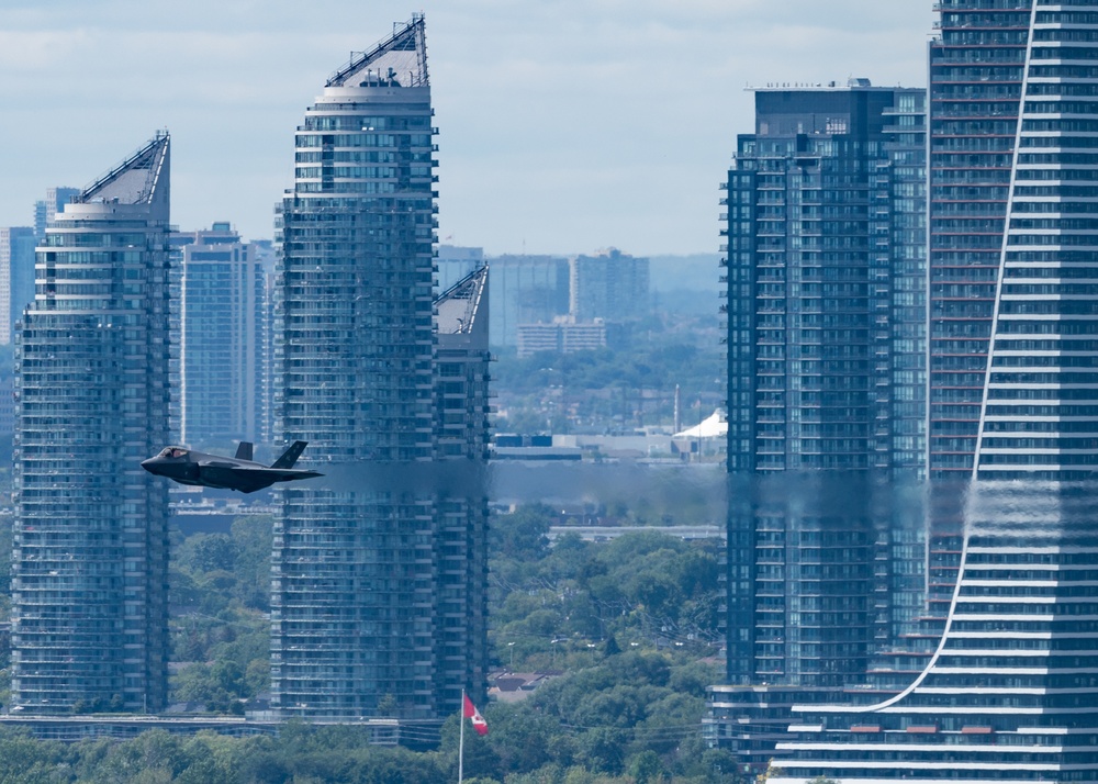 F-35A flies for the 2021 Toronto Air Show