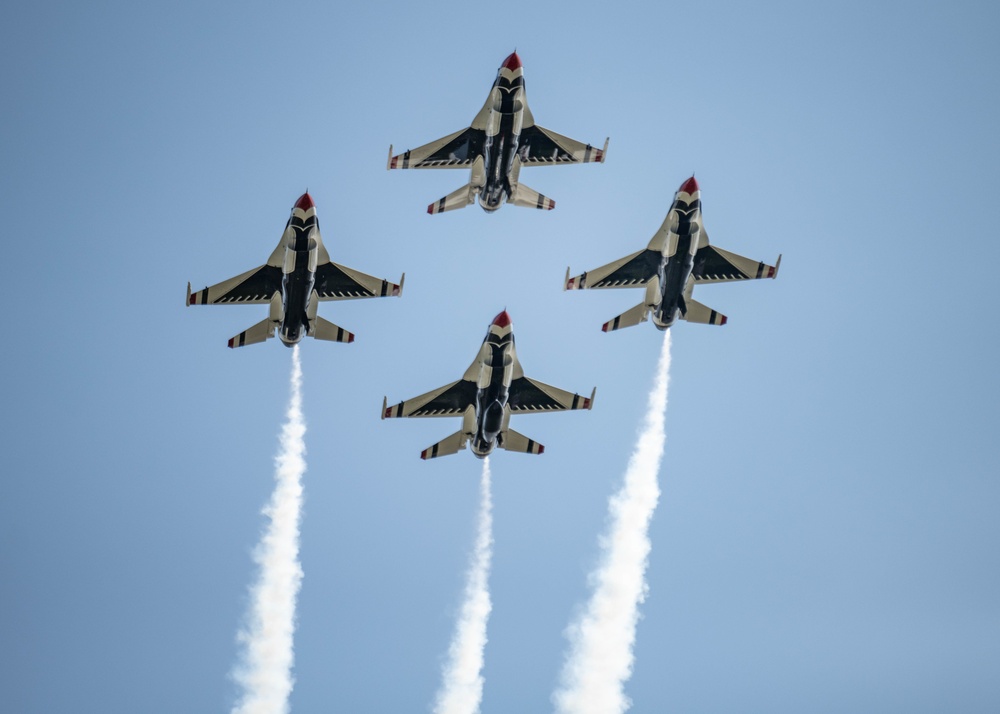 Thunderbirds Rock Cleveland National Air Show