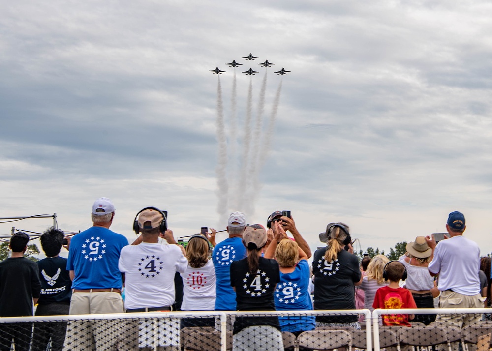 Thunderbirds Rock Cleveland National Air Show