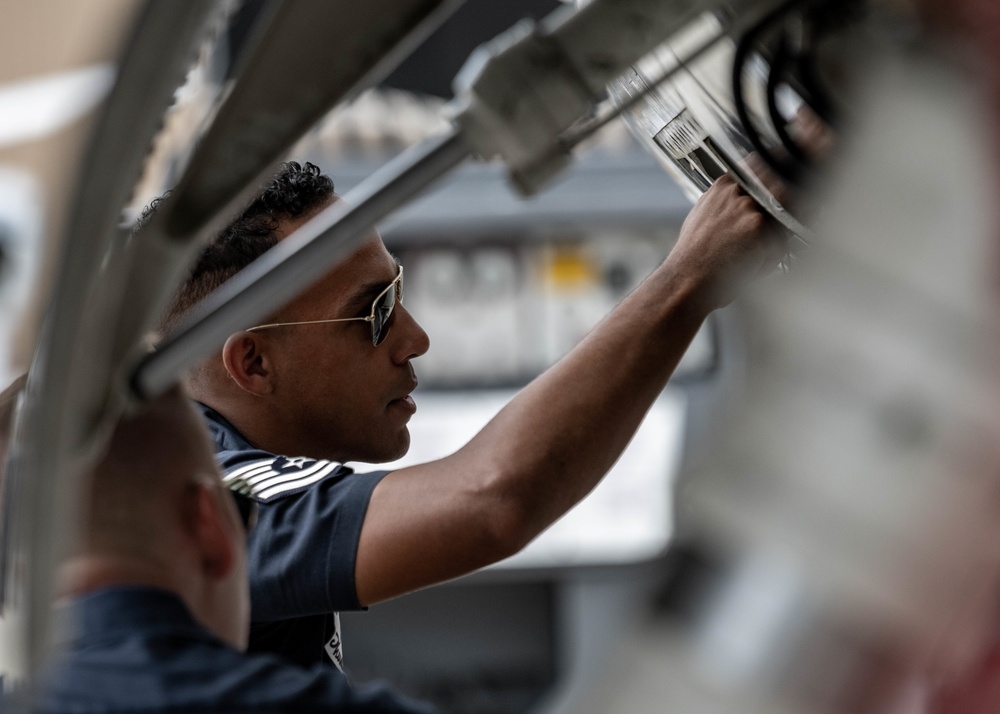 Maintainers Keep the Thunderbirds Ready for the Cleveland National Air Show