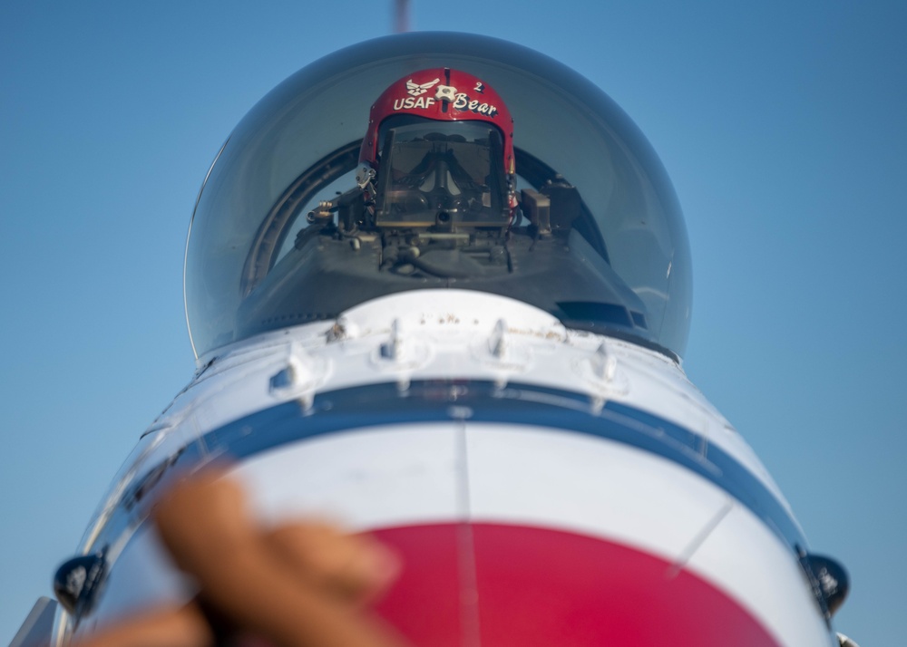 Thunderbirds Finish Cleveland National Air Show with Style
