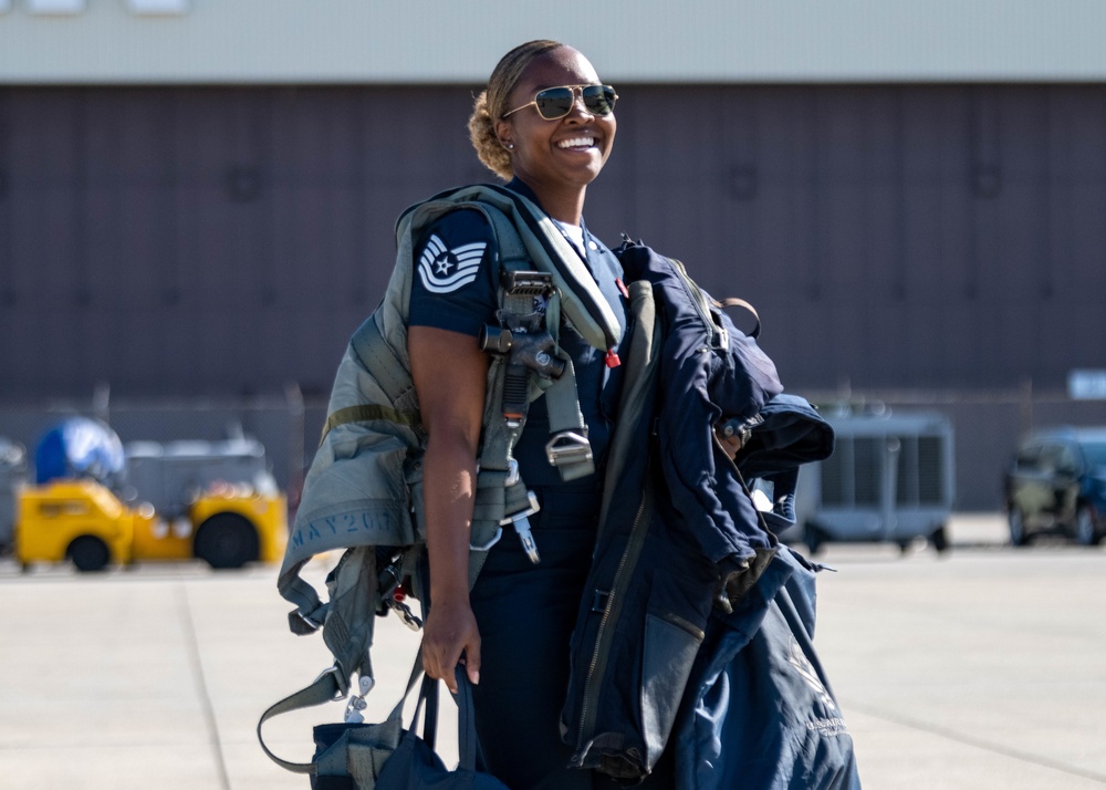 Thunderbirds Finish Cleveland National Air Show with Style