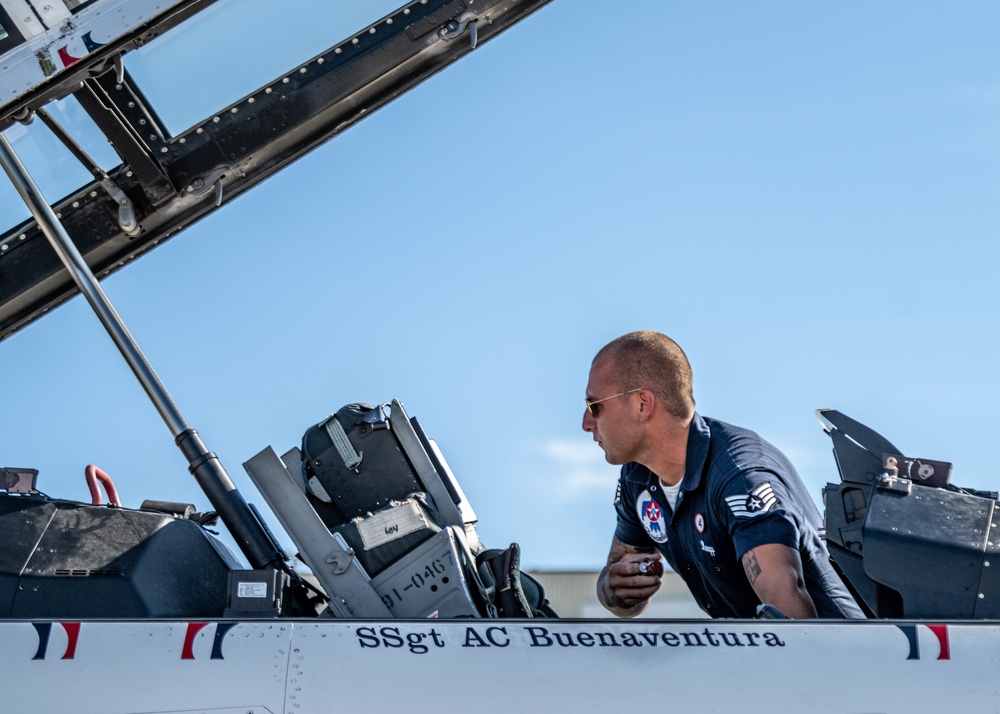 Thunderbirds Finish Cleveland National Air Show with Style