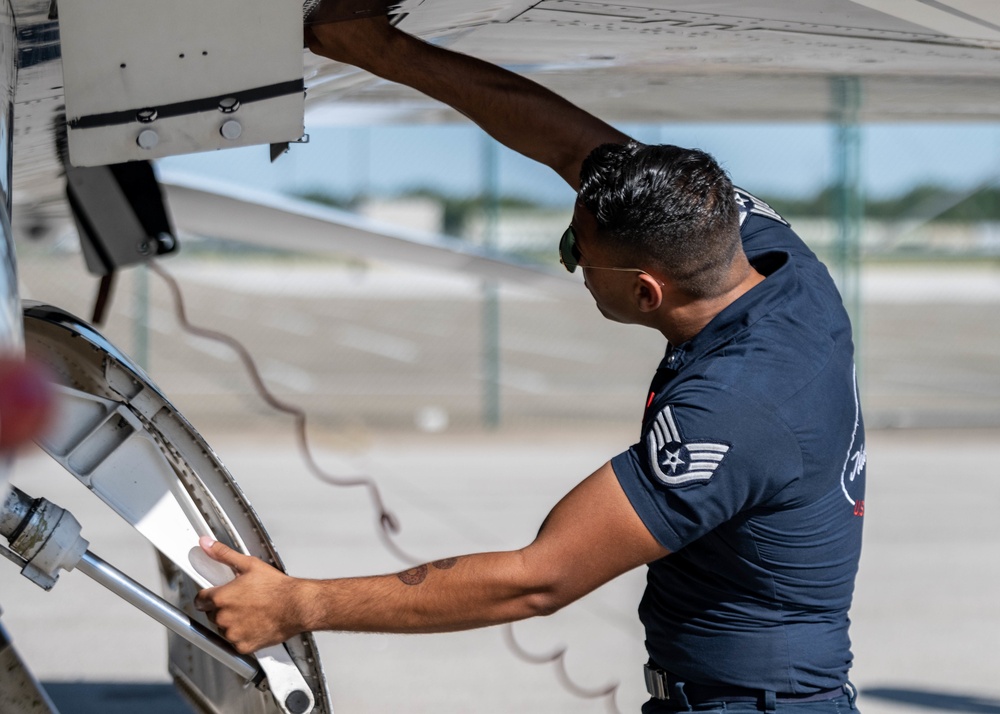 Thunderbirds Finish Cleveland National Air Show with Style