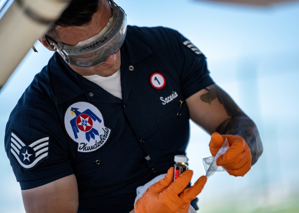 Thunderbirds Finish Cleveland National Air Show with Style
