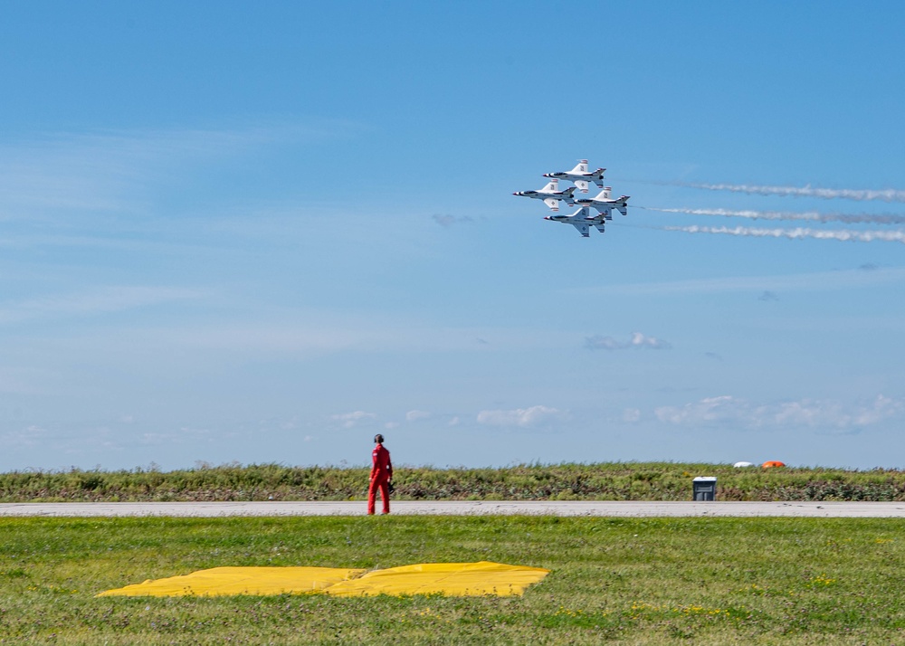 Thunderbirds Finish Cleveland National Air Show with Style