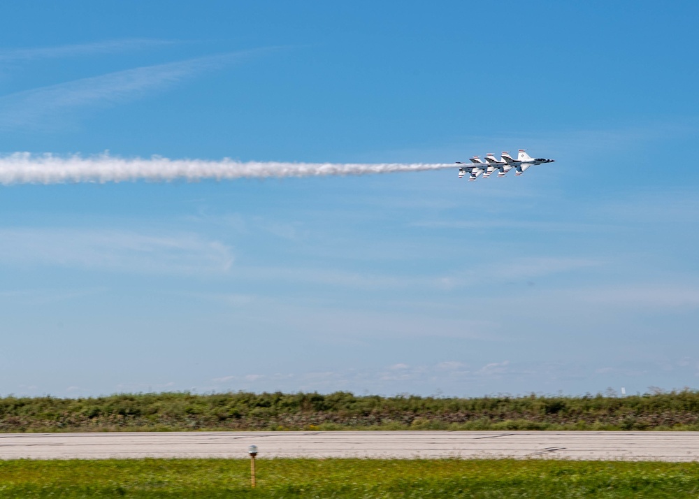Thunderbirds Finish Cleveland National Air Show with Style