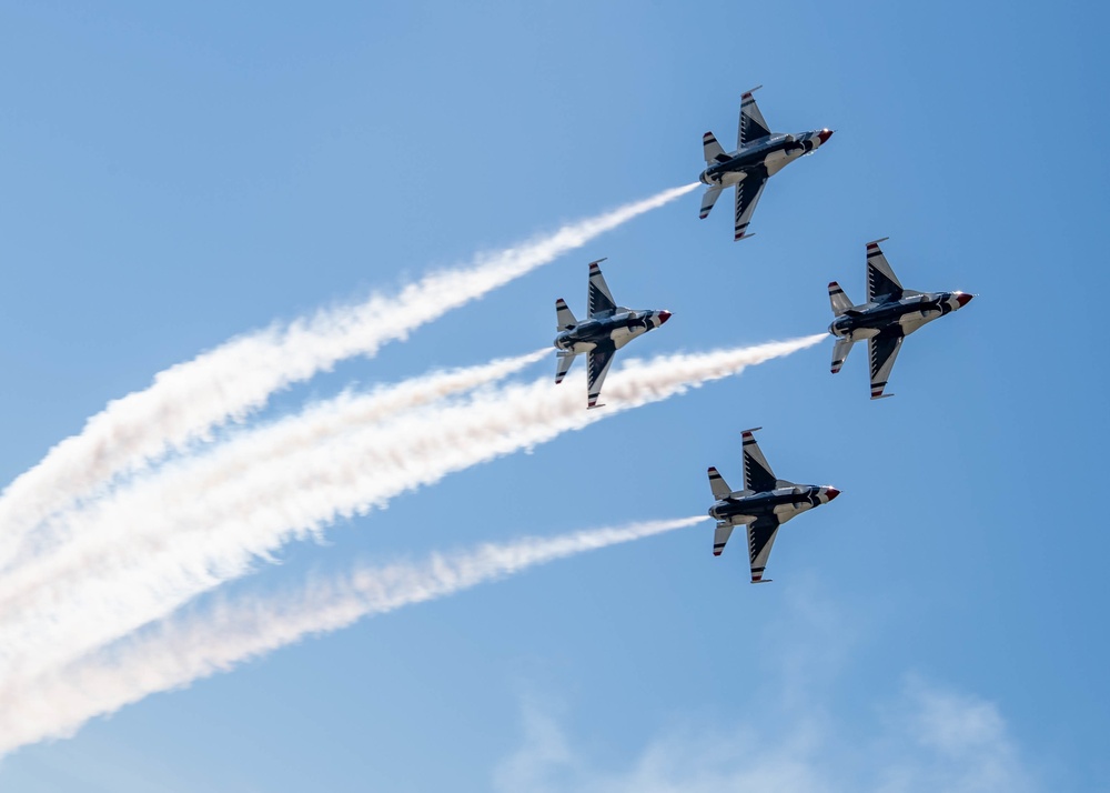 Thunderbirds Finish Cleveland National Air Show with Style