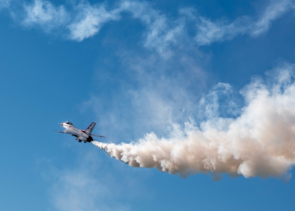 Thunderbirds Finish Cleveland National Air Show with Style