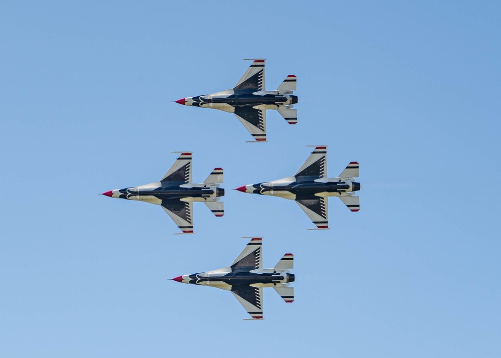 Thunderbirds Finish Cleveland National Air Show with Style