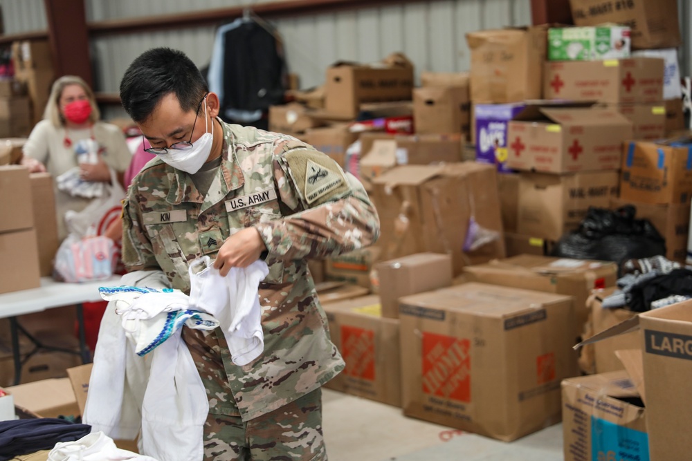 Spouses of senior leadership volunteer at Fort Bliss’ Doña Ana Complex