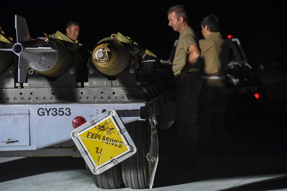 Weapons Troops load B-52